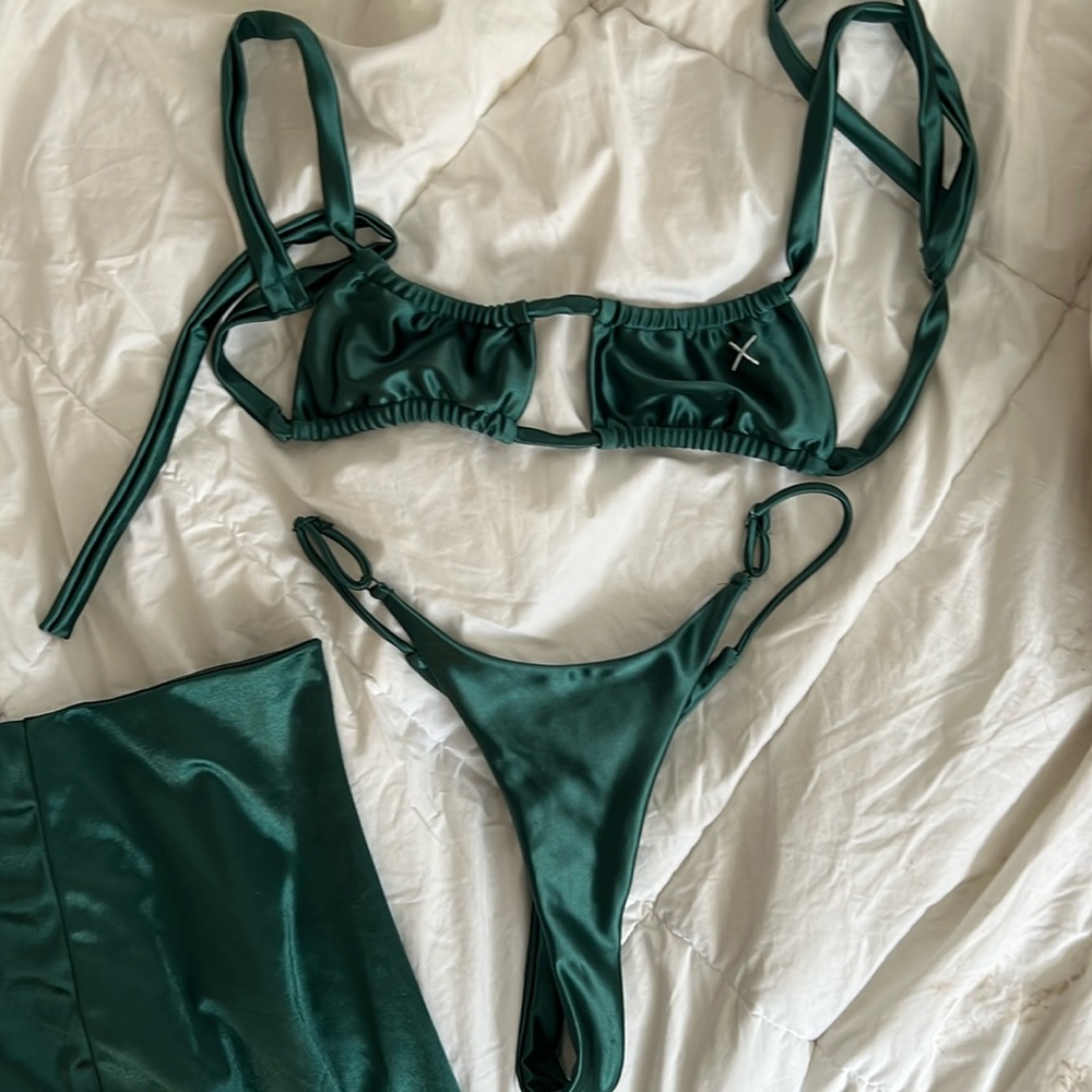 BoutineLA green satin set